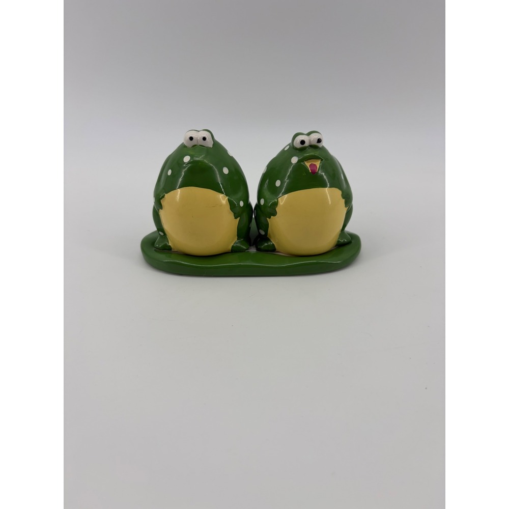 Magic Creations Salt Pepper Shakers Unisex OS Green Frog Lily Pad Novelty Kitsch